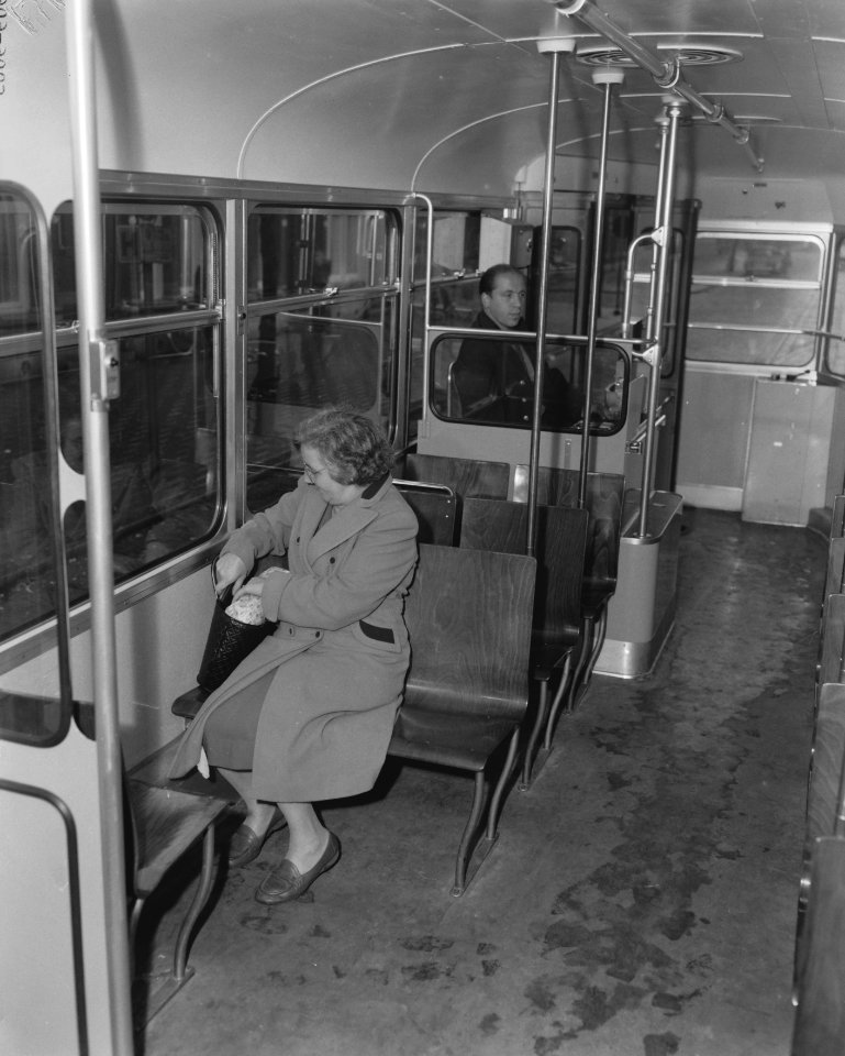 Opdrachten Fa Nap te Amsterdam, stoeltjes in Rotterdamse tram, Bestanddeelnr 909-9063