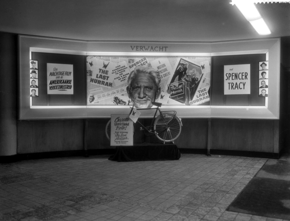 Opdrachten Columbia Pictures , aankomst in de hal van het Citytheater, Bestanddeelnr 910-1744