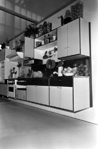 Opdracht Parool, huishoudbeurs, hangende Bruynzeel-keuken Aquila, Bestanddeelnr 920-1953