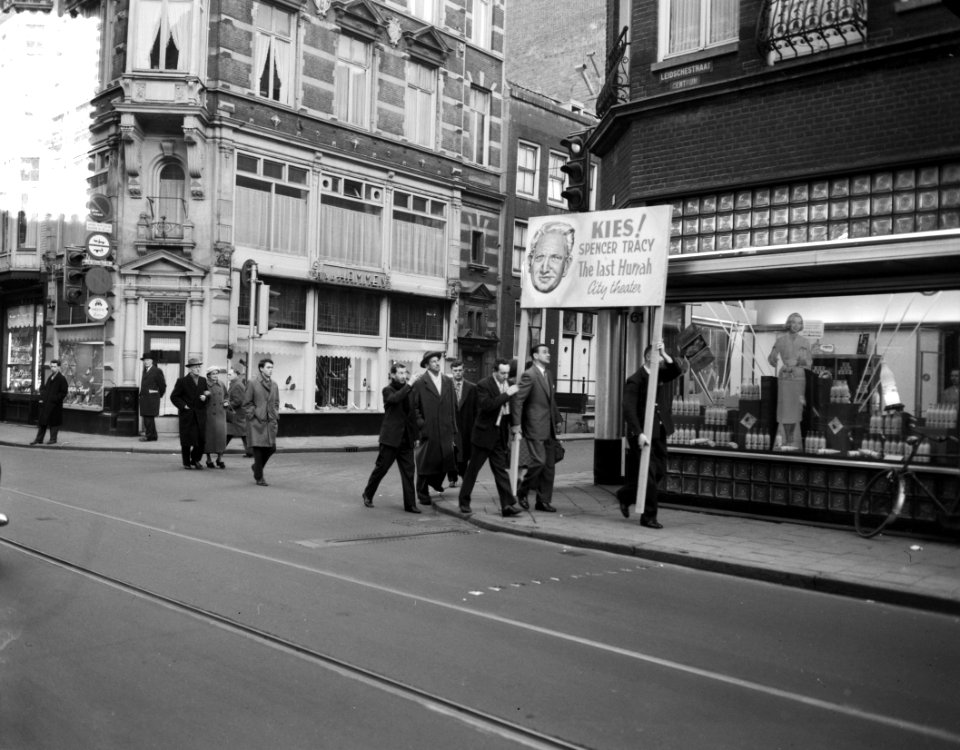 Opdrachten Columbiafilm plaatsen bord van Spencer Tracy tussen verkiezingsborde, Bestanddeelnr 910-1805