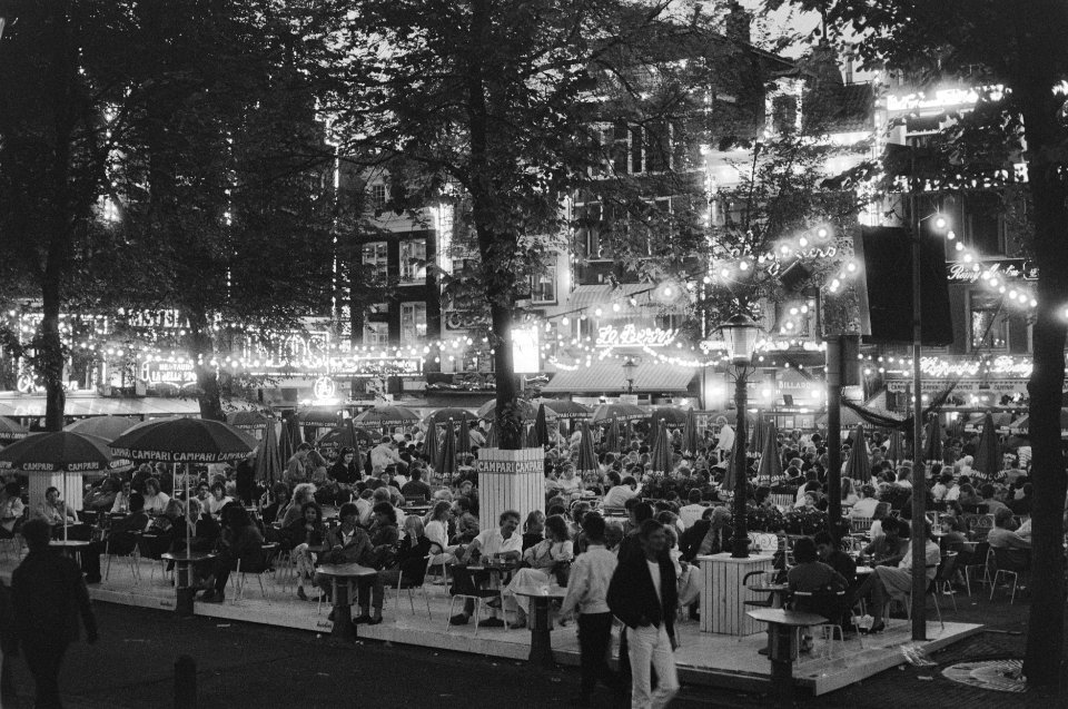 Opdracht NRC Handelsblad , verlichte terrasjes op het Leidseplein, Bestanddeelnr 933-3973