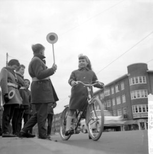 Opdrachten Burco meisje met fiets, Bestanddeelnr 912-0515