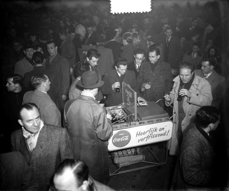 Opdrachten Coca Cola Boksen. Harry Bos tegen Anglee, Bestanddeelnr 905-4484