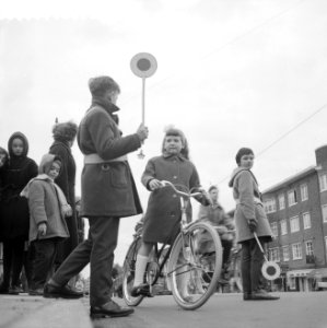 Opdrachten Burco meisje met fiets, Bestanddeelnr 912-0509