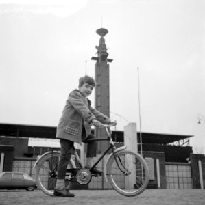 Opdrachten Burco meisje met fiets, Bestanddeelnr 912-0517