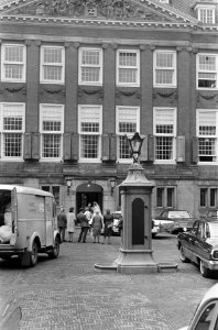 Opdracht Parool, stadhuis binnenplaats 8 juli 1966, Bestanddeelnr 919-3352