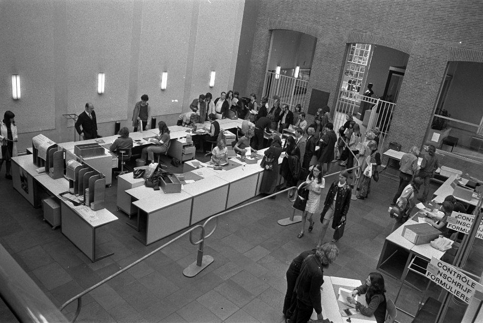 Opdracht Margriet, inschrijven studenten Universiteit Amsterdam, Bestanddeelnr 924-9518