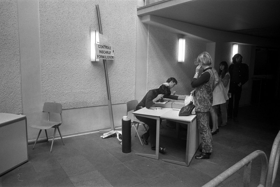 Opdracht Margriet, inschrijven studenten Universiteit Amsterdam, Bestanddeelnr 924-9517