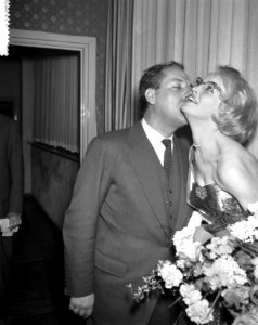 Opdracht Neder, Reguliersbreestraat 30, Ko van Dijk feliciteert Miss Bril 1960, Bestanddeelnr 911-0901