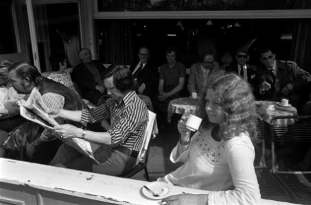 Opdracht persbureu AD, koffie drinken op terras, Bestanddeelnr 926-4250