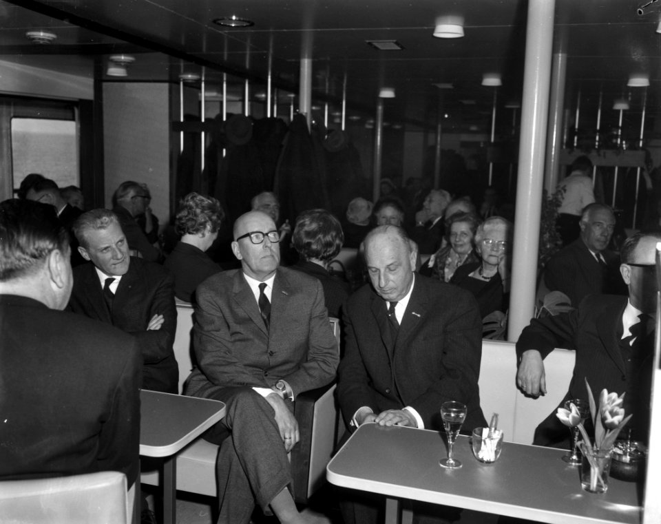 Opdracht Zaanlandse Scheepsbouw Mij de Marsdiep tijdens proefvaart, gasten aan b, Bestanddeelnr 916-1933