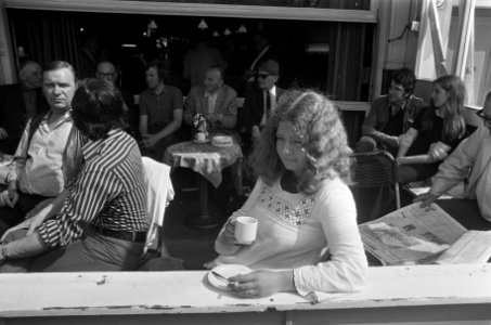 Opdracht persbureu AD, koffie drinken op terras, Bestanddeelnr 926-4251
