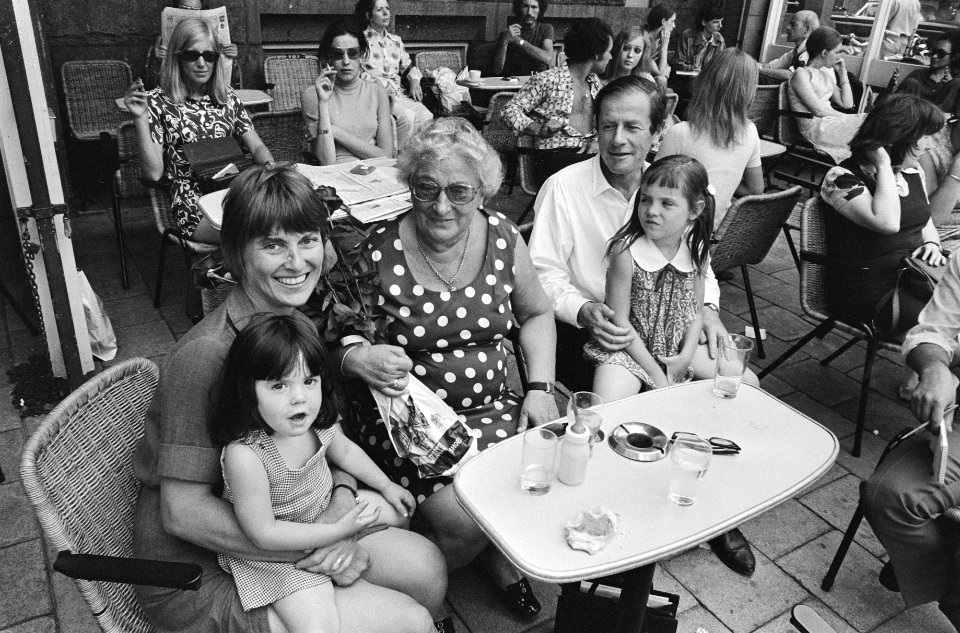 Opdracht Parool mevrouw Weismuller met een gezin op terras Americain Amsterdam, Bestanddeelnr 924-7185
