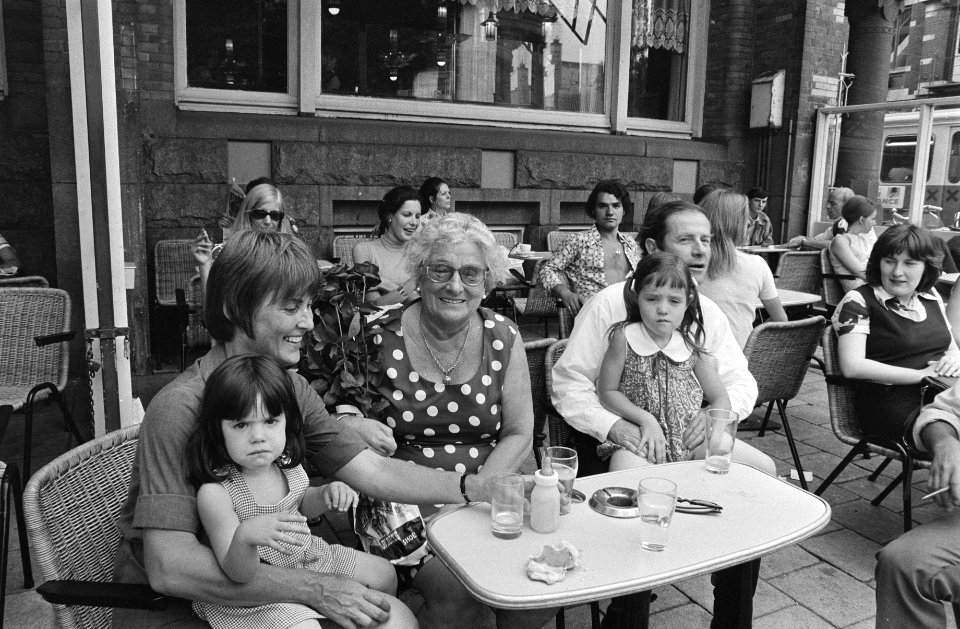 Opdracht Parool mevrouw Weismuller met een gezin op terras Americain Amsterdam, Bestanddeelnr 924-7184