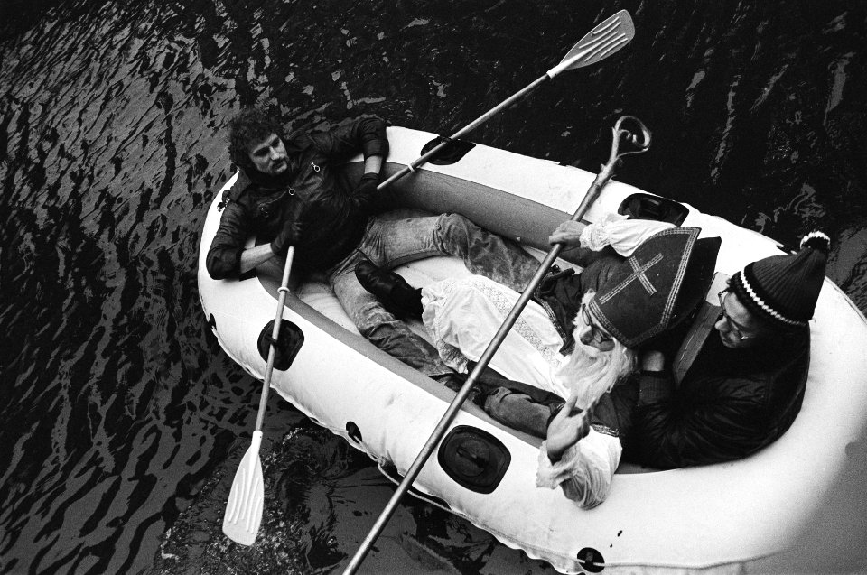 Opdracht Parool Sinterklaas in bootje bij de HES in Amsterdam, Bestanddeelnr 928-9248