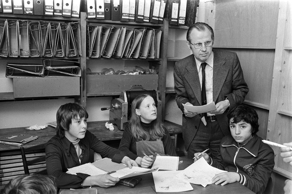 Opdracht Ministerie van Onderwijs staatssecretaris De Jong in schakelklas, Bestanddeelnr 929-1753