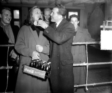 Opdrachten Coca Cola Boksen. Ar. Beauchez , Hannie Termeulen , Harry Bos en Angl, Bestanddeelnr 905-4476