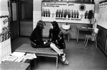 Opdracht Ministerie Onderwijs en Wetenschappen werkloze jongeren op straat en , Bestanddeelnr 929-6135