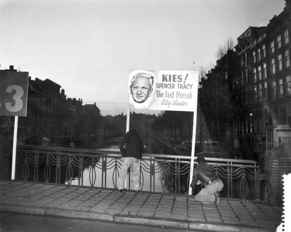 Opdrachten Columbiafilm plaatsen bord van Spencer Tracy tussen verkiezingsborde, Bestanddeelnr 910-1797
