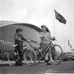 Opdrachten Burco meisje met fiets, Bestanddeelnr 912-0514