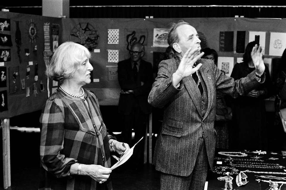 Opdracht ministerie van O&W, Annie Eversen neemt afscheid als lerares tijdens tentoonstelling Handwerk in Amsterdam scholen, Bestanddeelnr 931-4602