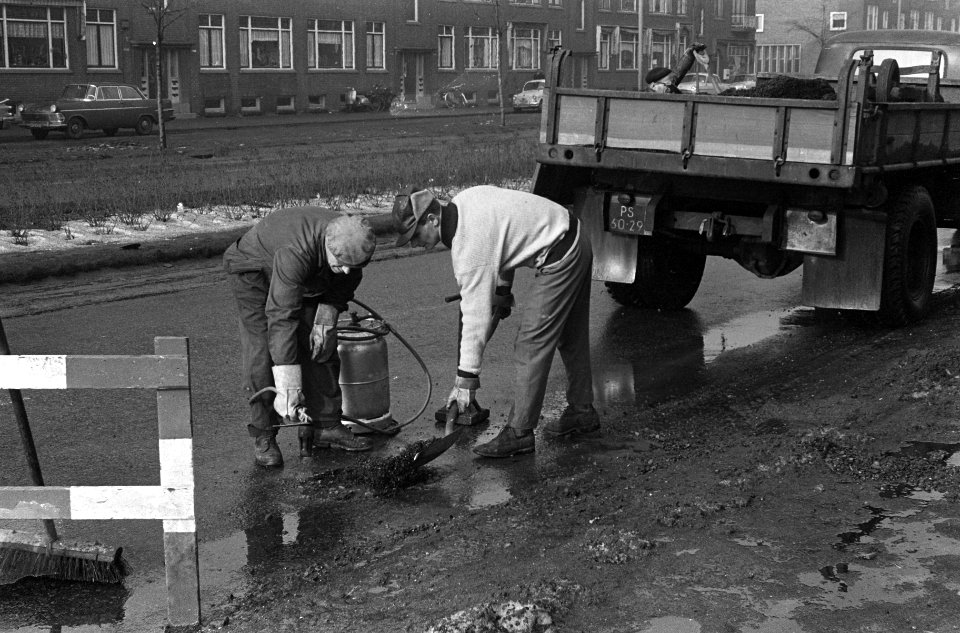 Opdooi, gaten in wegen worden weer gestopt Werkzaamheden in Rotterdam, Bestanddeelnr 914-8052
