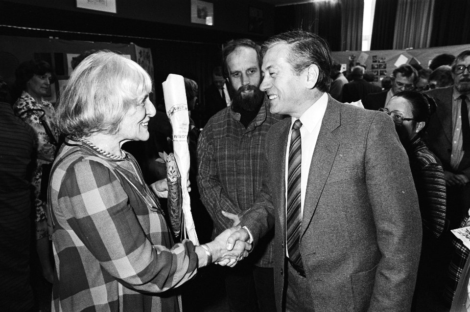 Opdracht ministerie van O&W, Annie Eversen neemt afscheid als lerares tijdens tentoonstelling Handwerk in Amsterdam scholen, Bestanddeelnr 931-4600