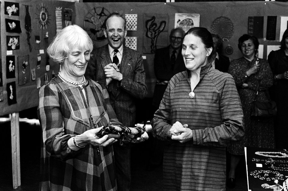 Opdracht ministerie van O&W, Annie Eversen neemt afscheid als lerares tijdens tentoonstelling Handwerk in Amsterdam scholen, Bestanddeelnr 931-4601