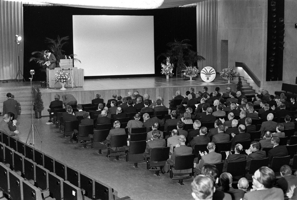 Opdracht Hollander en Van der Mey , Congres over 100 jaar margarine in de aula v, Bestanddeelnr 922-2410