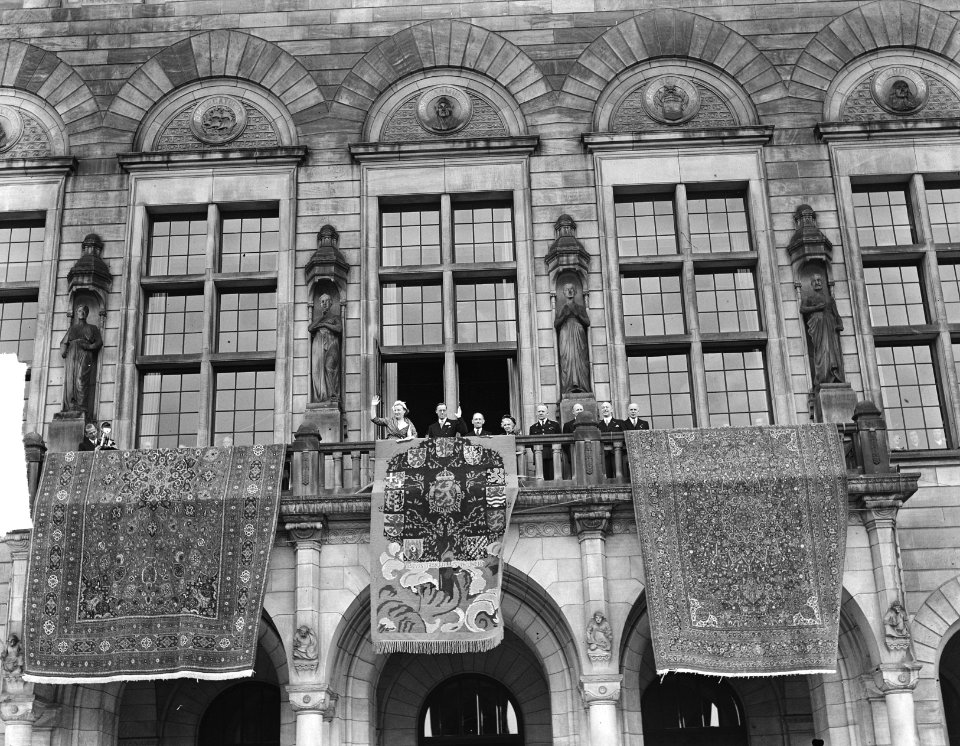 Opbouwdag Rotterdam Koninklijke familie op balkon stadhuis (wuivend), Bestanddeelnr 903-3828