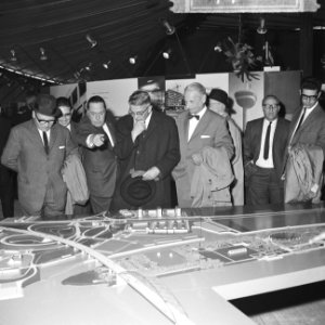 Opbouwdag Rotterdam, op voorgrond v.l.n.r. Van Walsum, prof. Oud, achter Van de , Bestanddeelnr 917-7866