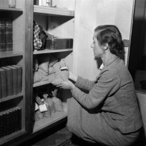 Opbrengst collecte wordt in een brandkast gelegd, Bestanddeelnr 900-7203