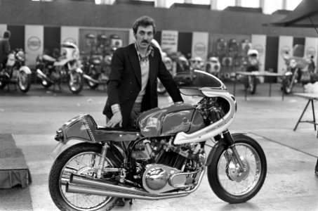 Opdracht Noord Veluws Dagblad , man met zelfgebouwde motor op Motor RAI, Bestanddeelnr 927-8146