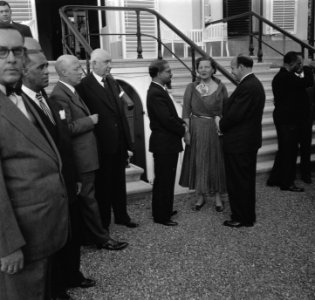 Op Paleis Soestdijk heeft koning Juliana woensdagavond de RTC delegatie ontvang…, Bestanddeelnr 906-4869