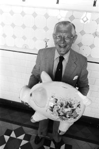 Opdracht Arnhemse Courant mr. Ter Wolbeek , spaarpottenmuseum, Bestanddeelnr 932-2437
