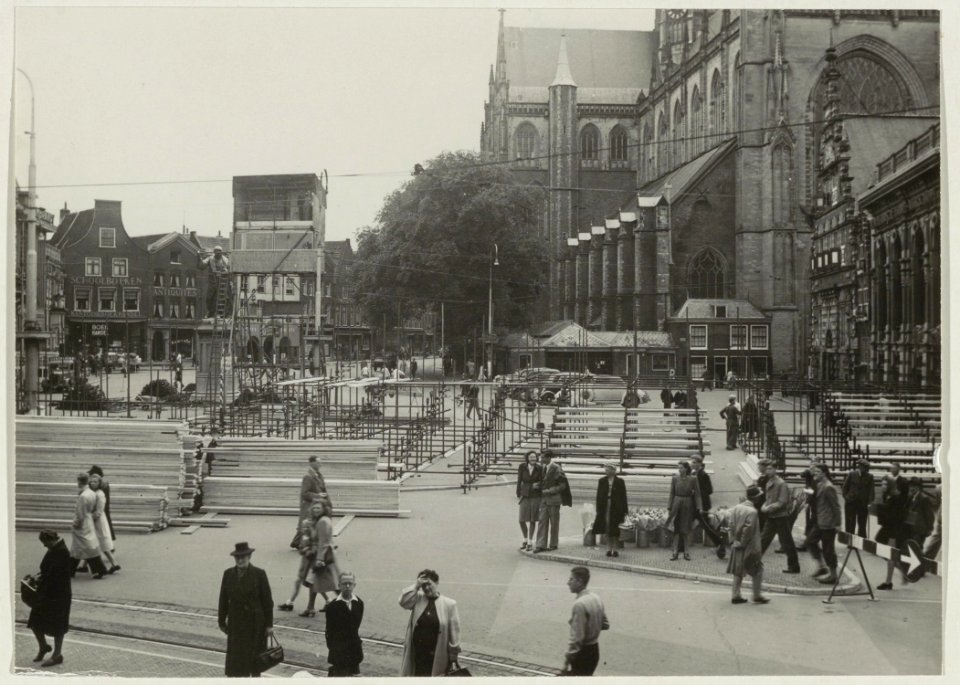 Opbouw van een tribune op de Grote Markt i.v.m. het 700-jarig bestaan van Haarlem. NL-HlmNHA 54011106