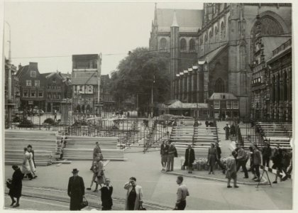 Opbouw van een tribune op de Grote Markt i.v.m. het 700-jarig bestaan van Haarlem. NL-HlmNHA 54011106