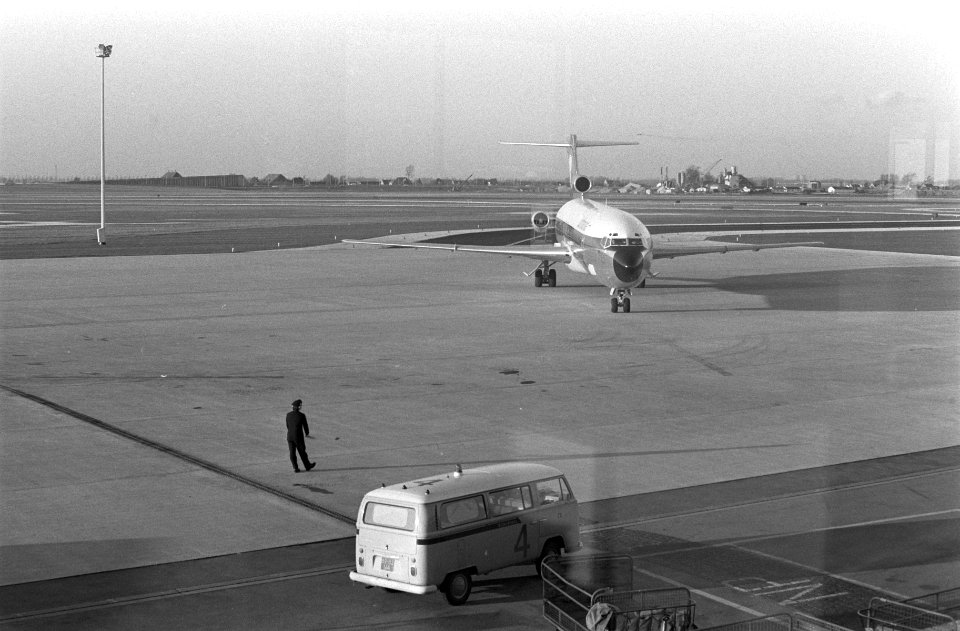 Opdracht Hollander & Van der Mey aankomst Boeing 727 op Schiphol, Bestanddeelnr 924-2344