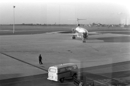 Opdracht Hollander & Van der Mey aankomst Boeing 727 op Schiphol, Bestanddeelnr 924-2344