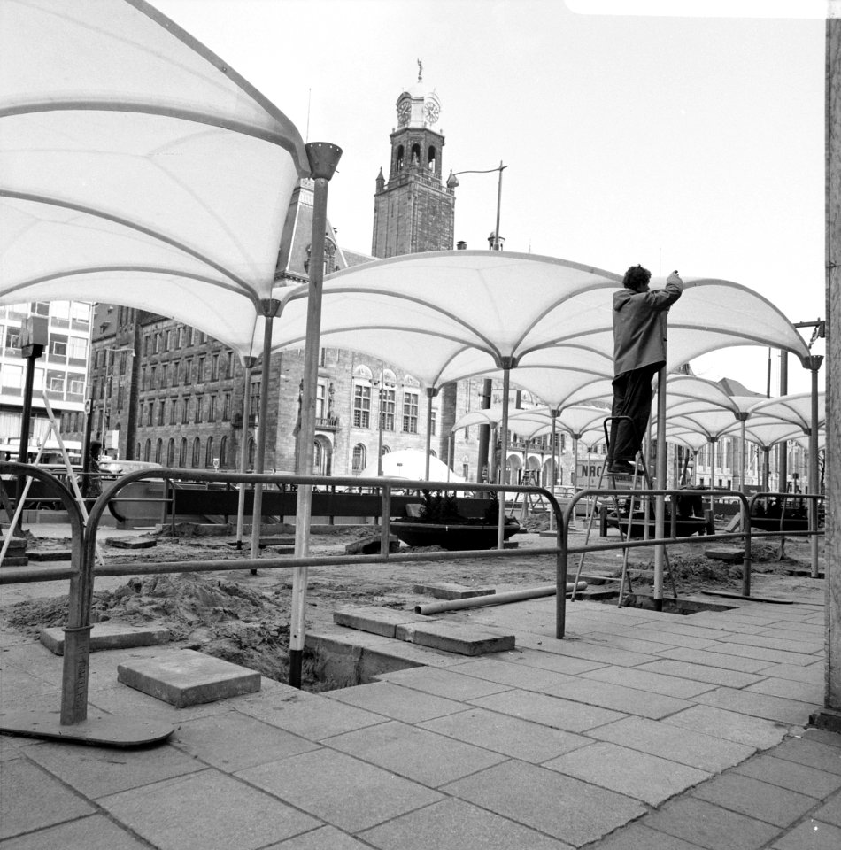 Opbouw van tentoonstelling Communicatie 70 ( C 70 ) in Rotterdam. Luifeltjes wor, Bestanddeelnr 923-4134