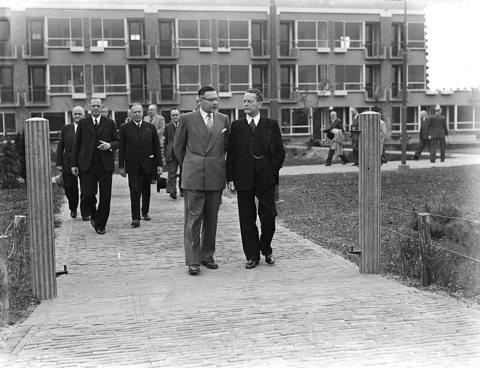 Opbouwdag Rotterdam. Hofje Gerrit de Koker opnieuw in gebruik genomen. Ministe, Bestanddeelnr 905-7330