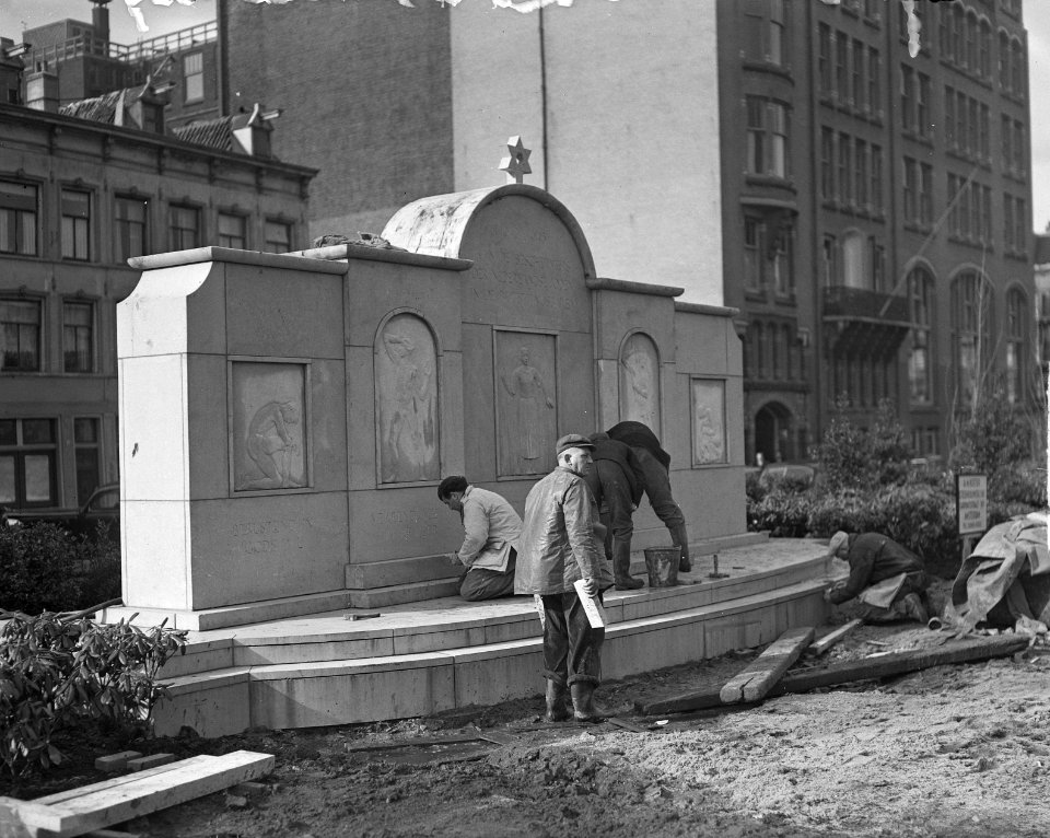 Opbouw van het monument Joodse Dankbaarheid op het Weesperplein in Amsterdam, Bestanddeelnr 903-8352