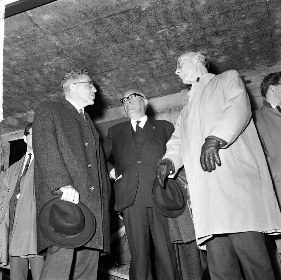 Opbouwdag Rotterdam, op voorgrond v.l.n.r. Van Walsum, prof. Oud, achter Van de , Bestanddeelnr 917-7874