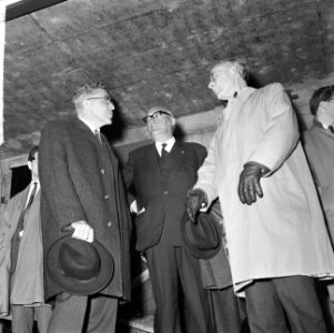 Opbouwdag Rotterdam, op voorgrond v.l.n.r. Van Walsum, prof. Oud, achter Van de , Bestanddeelnr 917-7874