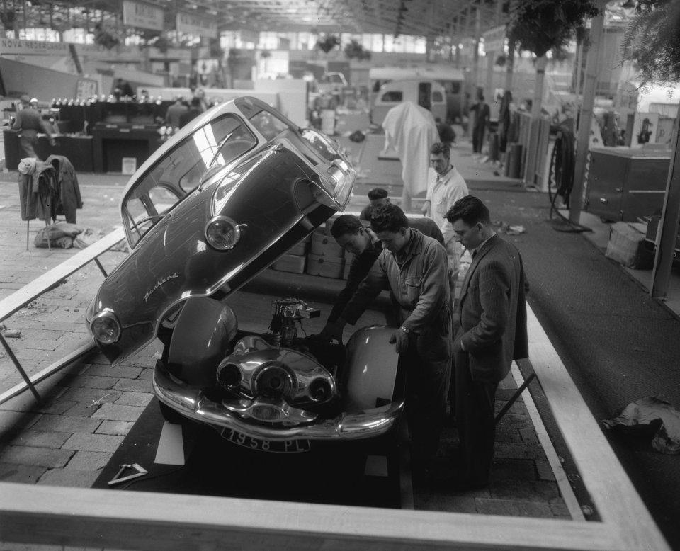 Opbouw van de autotentoonstelling in de RAI Panhard, Bestanddeelnr 909-3286