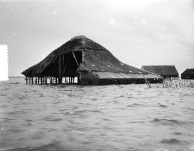 Opbouwplaatjes Zeeland. Boerderijen in hoog water, Bestanddeelnr 905-7436