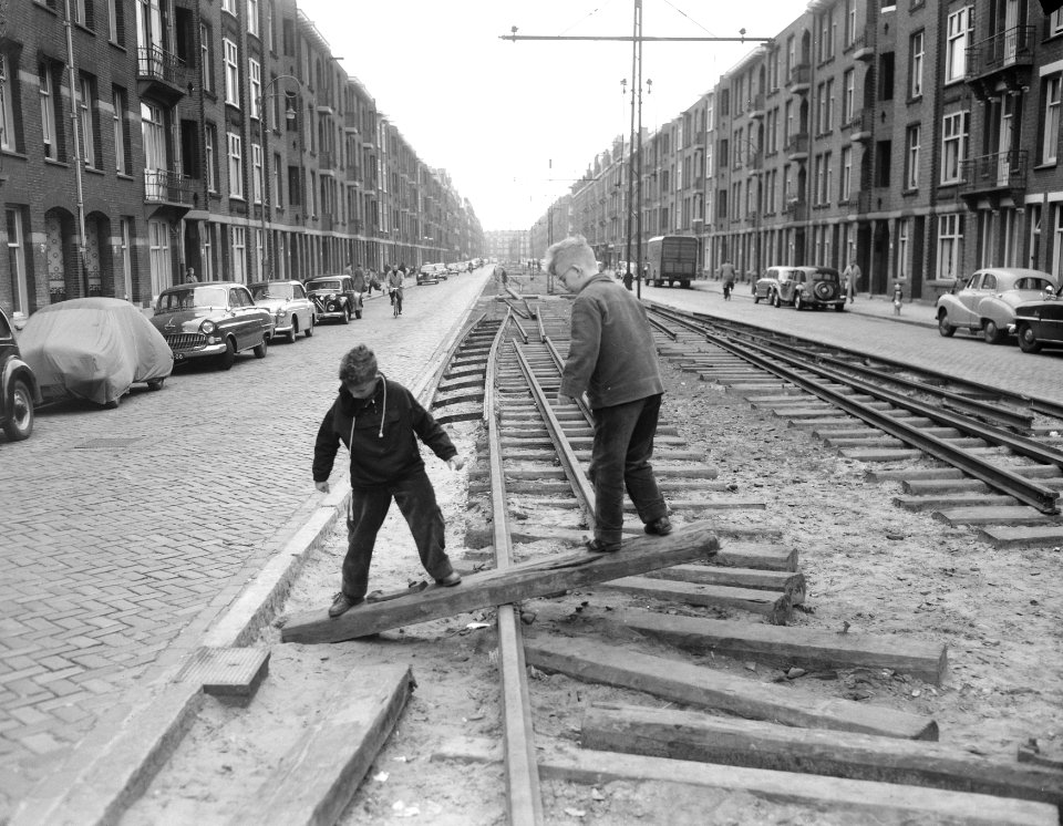 Opbreken rails Haarlemse tram op de Adm. de Ruyterweg, Bestanddeelnr 909-0632