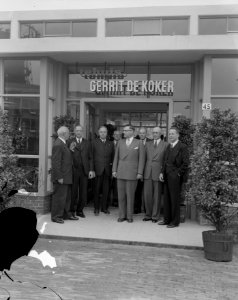 Opbouwdag in Rotterdam. Voor het hofje Gerrit de Koker, dat weer in gebruik ko, Bestanddeelnr 905-7324