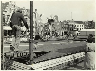 Opbouw van de kermis op de Grote Markt. NL-HlmNHA 54022954