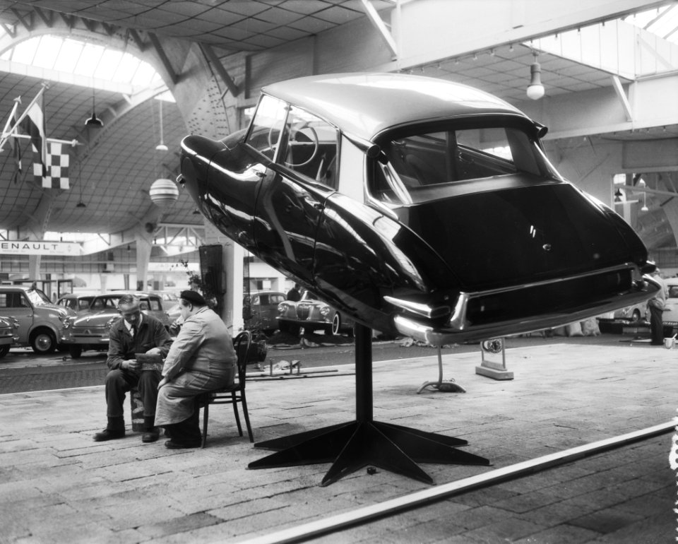 Opbouw van de autotentoonstelling in de RAI Citroen DS19, Bestanddeelnr 909-3289